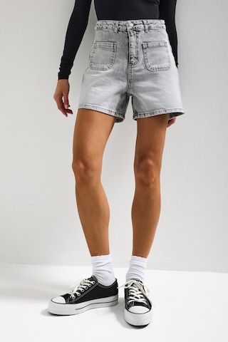 it's basic Kadın Gri Kot 4s6-12 Mom Fit Önden Cepli Denim Şort
