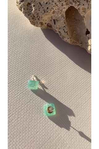 Tırtıklı Parlak Su Yeşili Renk Kare Şekil Gold Aksesuarlı Epoksi