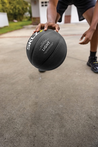 Sklz Geliştirilmiş Dribbling İçin Hafif Kontrollü Basketbol Antrenörü, Siyah