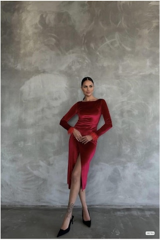 Lior Design Kadın Modern Esnek Kadife Kumaş Degaje Yaka Yırtmaçlı Abiye Elbise Kırmızı