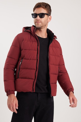 Tudors Erkek Relax Fit Rahat Kesim Çift Cepli Çıkarılabilir Kapüşonlu Sıcak Tutan Bordo Şişme Mont-41930 Bordo