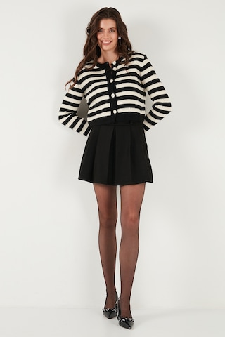 Lela Çizgili Oversize Fit Bisiklet Yaka Düğmeli Crop Triko Bayan Hırka 4615567 Siyah