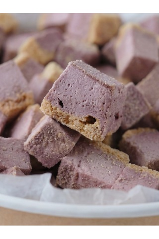 Freeze Dried Böğürtlenli Cheesecake Kurutulmuş Çıtır Cheesecake Küpleri, Tatlı Küpleri Atıştırmalık - 100 Gr