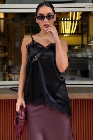Madmext Siyah Dantelli Asimetrik Kesim Saten Bluz Mg2694