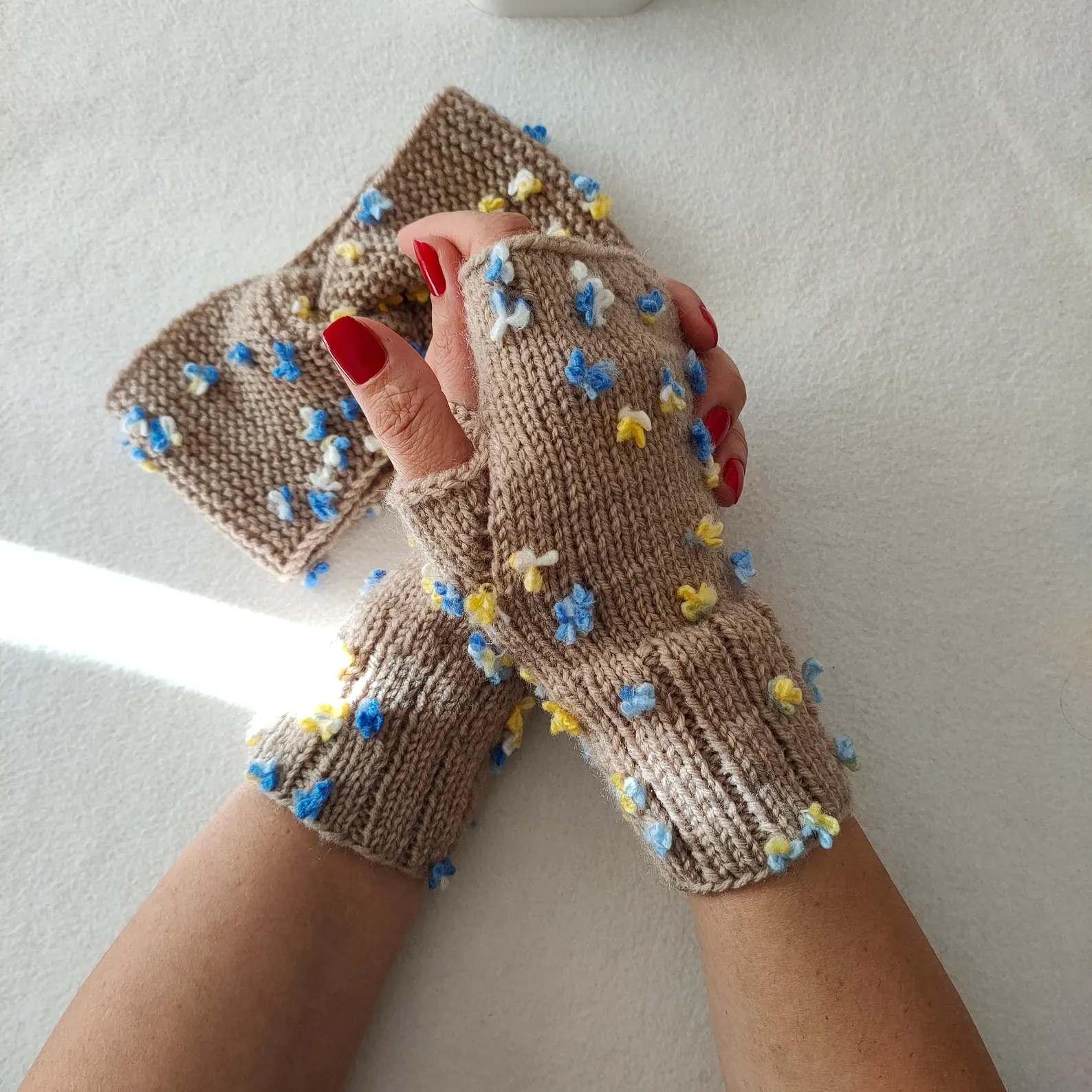 Newdaycraft El Örgüsü Motifli Parmaksız Kelebek Islemeli Kahverengi Eldiven Açık Kahverengi