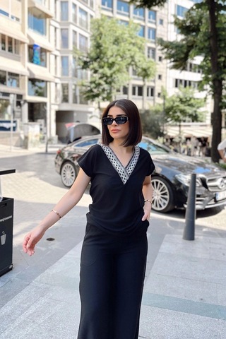 WeShaya Siyah V Yaka, Kısa Kol, Kendinden Dokulu Kumaş, Salaş & Rahat Kalıp/kesim, Garnili Bluz & T-shirt Siyah