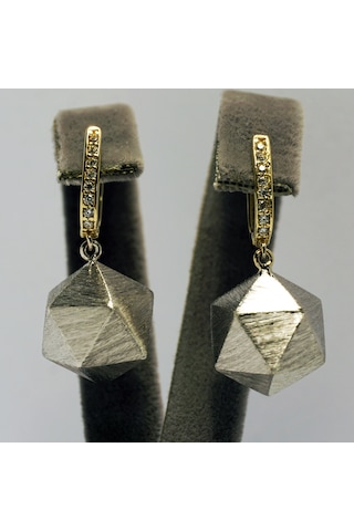 Geometrik Dizayn İkosahedron Küpe - Göğüş