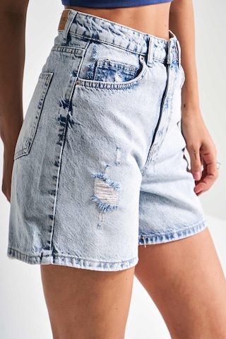 Itsbasic Kadın Mavi Renk Diana 12s5-3 Mom Fit Midi Boy Lazer Detaylı Yırtık %100 Koton Denim Şort Mavi 12s5-3