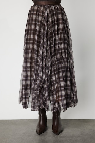 On Kadın Ekoseli Pileli Maxi Boy Etek 60214 Kahverengi Kahverengi