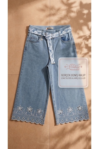 Zanessi Büyük Beden Beli Lastikli Nakışlı Kemer Detaylı Paçası Dantel Nakışlı Bol Paça Denim Kadın Şort Mavi