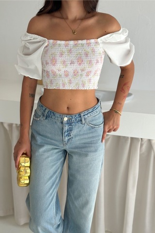 Femelle Beyaz Çiçek Desenli Büzgülü Kısa Kollu Romantik Stil Carmen Crop Bluz