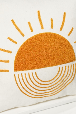 Beyaz Kumaş Punch Nakışlı Güneş Tasarımlı Dekoratif Kırlent Kılıfı 45 X 45 Cm Açık Hardal