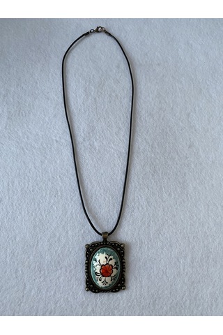 Iznik Çini Çiçek Figürlü Deri Ipli Kolye Model 4 Beyaz