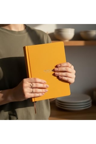 Fark Tanıtım Tarif Defteri A5 Boyutunda Sert Kapaklı 100+ Tariflik Recipe Journal, Ölçü Tablosu, Not Alanı, İndeks Ve Şef Soruları Sarı Açık Gri