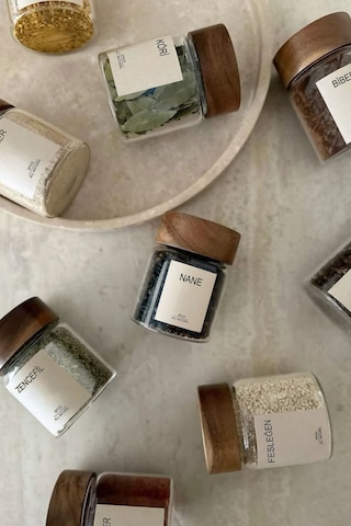 Acassia 12'li Akasya Kapaklı Borosilikat Cam Baharatlık Takımı / 56 Adet Etiket Hediyeli / 200ml Şeffaf