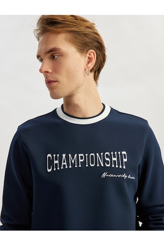 Koton Bisiklet Yaka Pamuk Karışımlı Şerit Detaylı Slogan Baskılı Sweatshirt Lacivert 5sam70039mk Lacivert