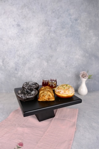 Justwood Piramit Siyah 25x25 Cm Ahşap 10 Cm Ayaklı Kare Pasta Sunum Servis Tabağı Siyah