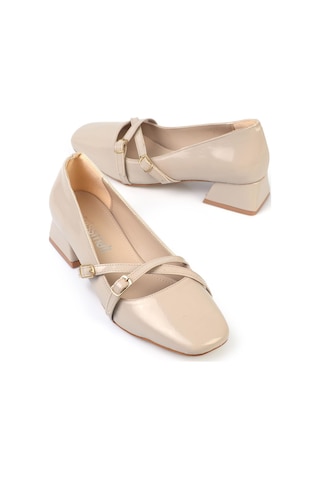 Shoetek Elvinya Kadın Stiletto Kalın Topuklu Çapraz Bantlı Tokalı Küt Burunlu Ayakkabı Bej Rugan Bej Rugan