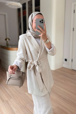 Ka Hijab Bel Detaylı Vatkalı Ceketli Takım - Bej