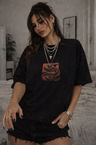 Yolo Street Yılan Baskılı Oversize Beyaz Tişört Kadın Streetwear T-shirt Siyah Yolo Street Yılan Baskılı Oversize Beyaz Tişört Kadın Streetwear T-shirt Siyah