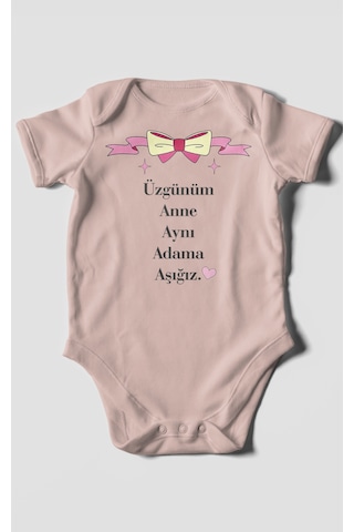 Üzgünüm Anne Aynı Adama Aşığız Baskılı Bebek Zıbını Çıtçıtlı Body %100 Pamuk Kısa Kol Pastel Pembe