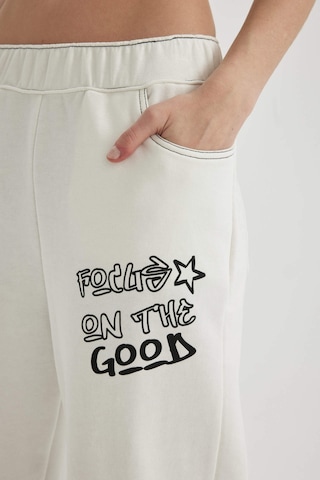 Defacto Coool SmileyWorld Wide Leg Geniş Bol Paça Cepli Ayarlanabilir Lastikli Eşofman Altı C5510AX24SPWT32 Beyaz