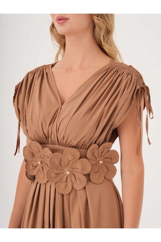 Kadın Bel Detaylı Kısa Kollu Elbise Çiçek Aplikeli, Büzgü Ve Bağcık Detaylı, %100 Pamuk Camel