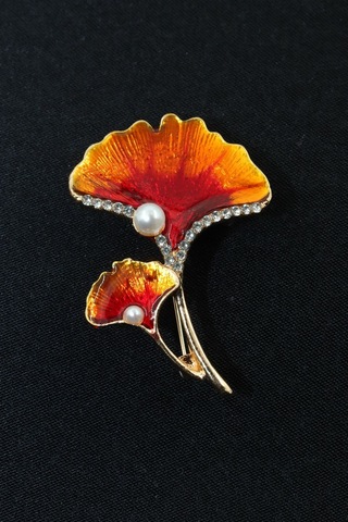 Ginkgo Yaprağı İncili Taşlı Broş. Yaka İğnesi Broş. Kadın Broş. Çiçek Broş. Ginkgo Broş. Gold Broş. Altın - Kırmızı