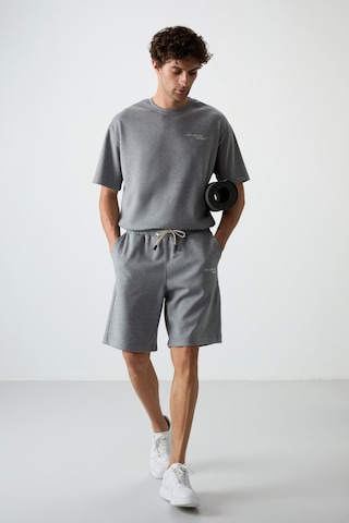 Gri Melanj Pamuklu Kalın Yumuşak Dokulu Oversize Fit Nakışlı Erkek Şort Takım - 85250 GRİ MELANJ