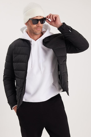 Tudors Erkek Regular Fit Klasik Kesim Dik Yaka Çift Cepli Sıcak Tutan Siyah Şişme Mont-41802 Siyah