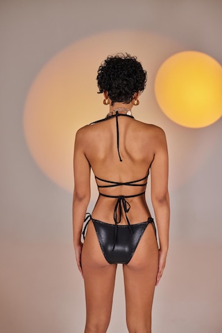 Holly Lolly Özel Yapım Parlak Kumaşlı H Aksesuarlı Üçgen Ivory Bikini Üstü Siyah