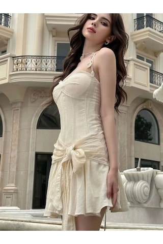 Fashion Cocktail Sarmaşık Dolanan Yaprak Aksesuarlı Lastikli Kemerli Askılı Mini Elbise Bej Bej