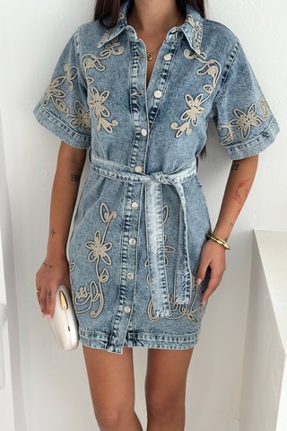 Femelle Kadın Nakışlı Denim Mini Elbise - Kemerli, Düğmeli, Kısa Kollu Jean Elbise Mavi