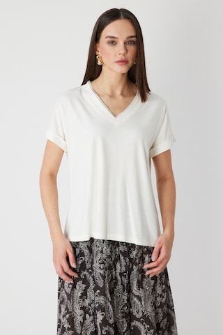 On Kadın Yakası Zincirli V Yaka T-shirt 71352 Ekru Ekru