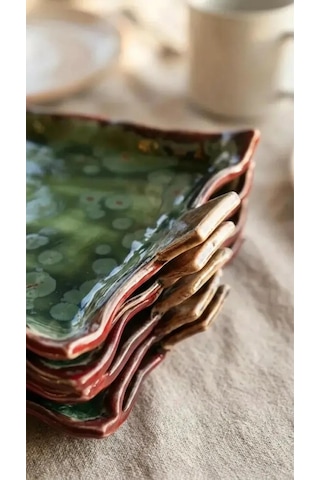 Forest El Yapımı Stoneware Sunum Tabağı Ağaç Formlu Tasarım Alacalı Yeşil Ve Kırmızı