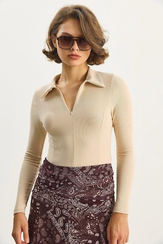 Shade Kadın Vücudu Saran Yarım Fermuarlı Fitilli Likralı Polo Yaka Basic Bluz 8073 60283602 - Bej