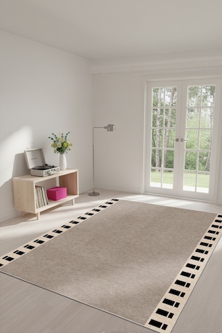 Bej Zemin Üzerinde Grafik Kenar Hem Dekoratif Hem Pratik Kaymaz Taban Halı Bej