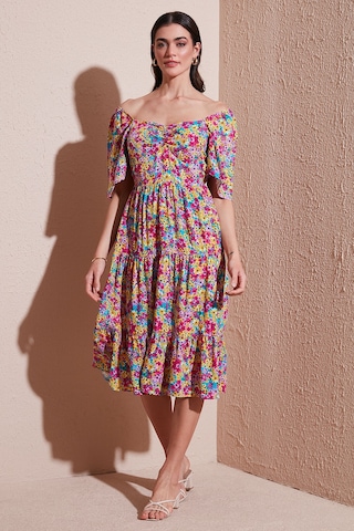 Lela Desenli Oversize Fit Carmen Yaka Büzgü Detaylı Midi Boy Bayan Elbise 67810557 Fuşya