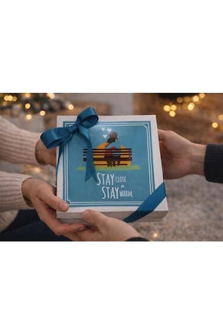 Candle Stay Close Stay Warm Çiftlere Özel Hediye Seti, Ahşap Kapaklı Kokulu Mum, French Press Ve 2 Seramik Kahve Kupası, Sevgililer Günü, Düğün & Ev Hediyesi 6998