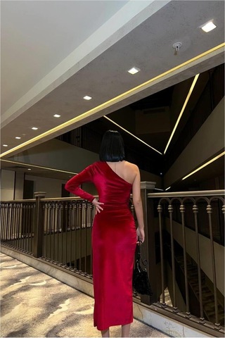 Lior Design Kadın Trend Kadife Kumaş Asimetrik Yaka Yırtmaçlı Midi Abiye Elbise Kırmızı