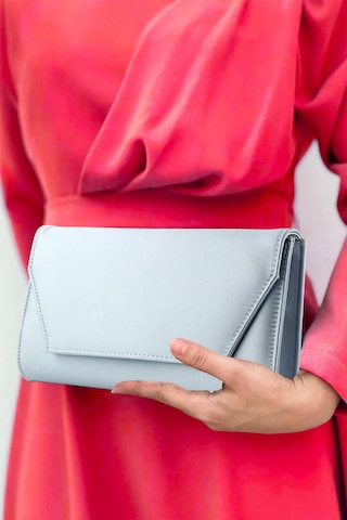 Erkan Saçmacı Gümüş Saten Zincir Askılı Manyetik Kapaklı İç Cepli Zarif Abiye El Çantası GÜMÜŞ