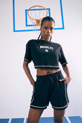 DeFactoFit NBA Brooklyn Nets Cropped Fit Bisiklet Yaka Kısa Kollu Tişört B9953AX25SMBK81