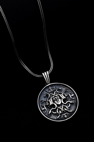 Erkek Gümüş Kolye - Yunan Tanrısı Medusa İşlemeli Gümüş Kolye