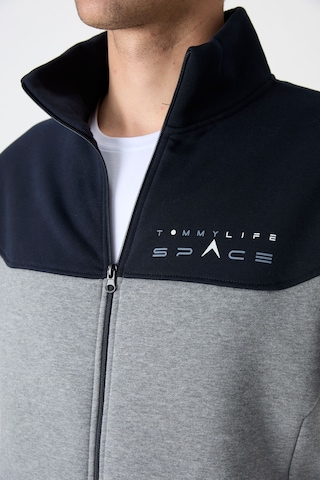 Tommy Life Gri Melanj - Lacivert Dik Yaka Renk Geçişli İçi Polarlı Erkek Eşofman Takımı - 85186 Gri Melanj - Lacivert
