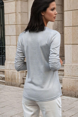Gri V Yaka, İnce Dokulu, Rahat Kesimli Bluz Gri