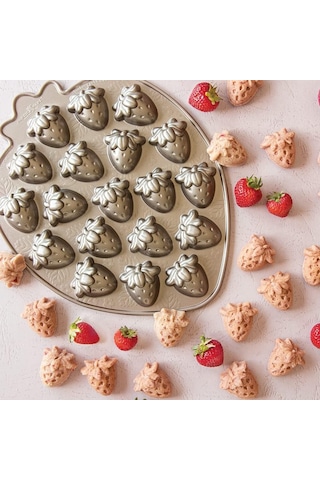 Nordicware Mini Çilekler Kek Kalıbı Renkli