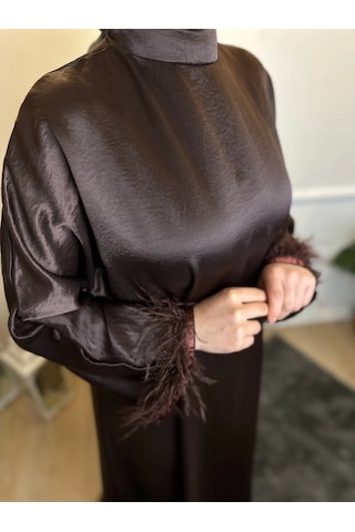 KAHVERENGİ KOL UCU TÜYLÜ ELBİSE Kahverengi