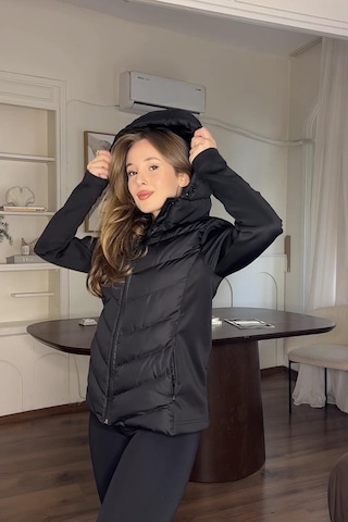 Prifaldi Siyah Kapüşonlu Şişme Mont Kışlık Slim Fit Rüzgar Geçirmez Fermuarlı Kadın Mont Siyah
