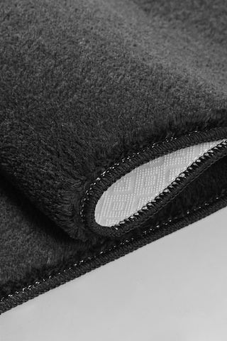 Vl Comfort Puffy Ponpon Saçak Peluş Yıkanabilir Siyah Yolluk Siyah Overloklu Yuvarlak