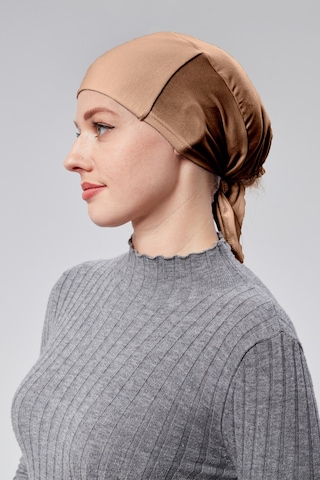 Kadın Tesettür Likralı Penye Dikişsiz Kaymaz Düz Bağlamalı Bone Sütlü Kahverengi